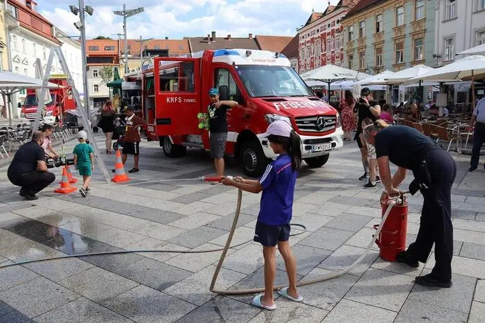 Zahlreiche Besucher und Besucherinnen zeigten ihr Interesse an den umfangreichen und vielfältigen technischen Ausstattungen der Fahrzeuge sowie den damit verbundenen hohen Anforderungen an die Einsatzkräfte.