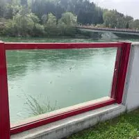 Die beschädigte Scheibe beim Hochwasserschutz
