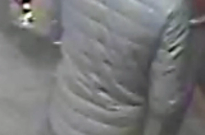 Der Unbekannte war mit einem Messer bewaffnet und flüchtete zu Fuß. Die Polizei hat am Samstag zwei Fahndungsbilder veröffentlicht.