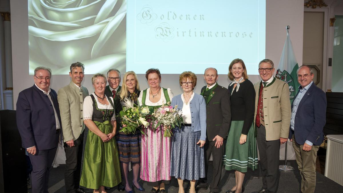 Die vier ausgezeichneten Weizer Wirtinnen Elisabeth Spreitzhofer, Anita Hofer, Magda Hafner und Gabriela Lipphart mit Gratulanten