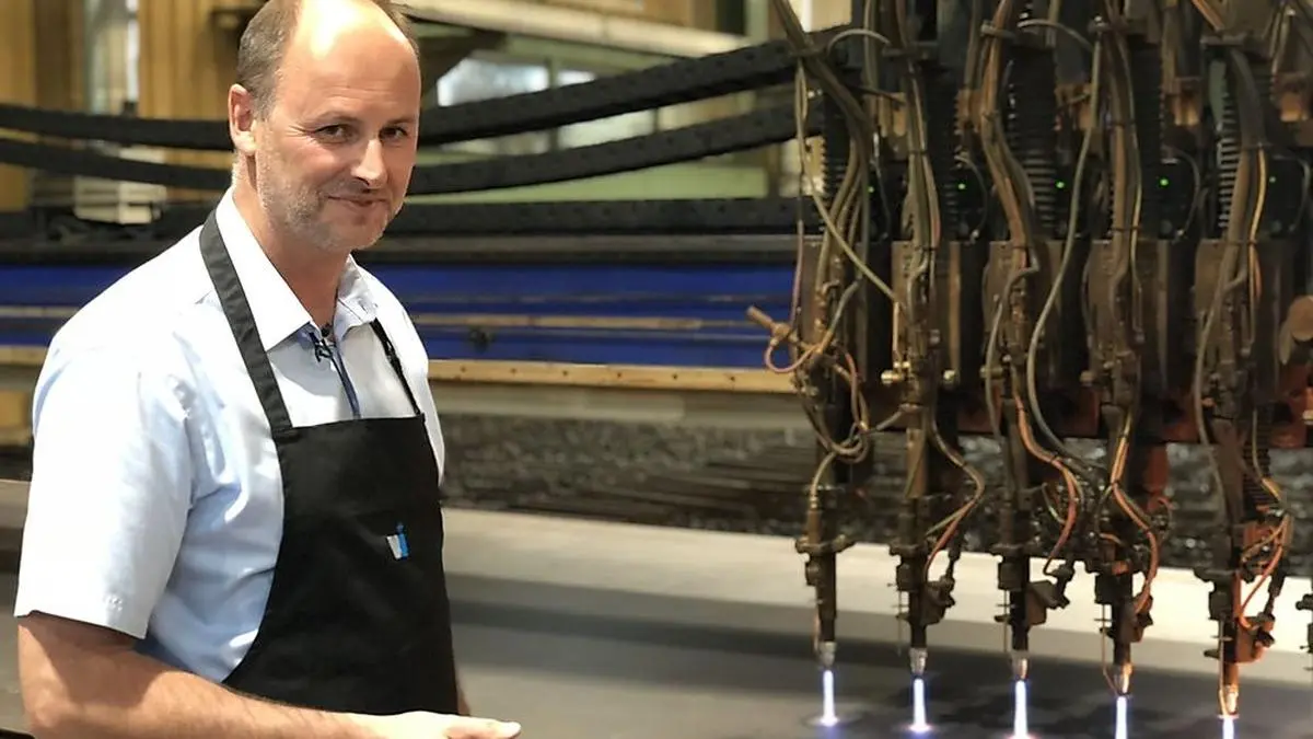 Geschäftsführer Michael Winkelbauer spendete und legte für die Belegschaft die Kochschürze um