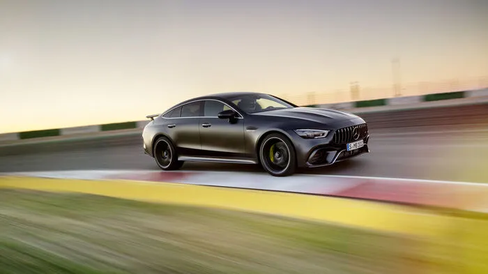 AMG streckt den GT zum viertürigen Coupé: Die Frontansicht mit langer Motorhaube und zwei Powerdomes lässt keinen Zweifel an der Familienzugehörigkeit. Mit rahmenlosen Seitenscheiben und einer flachen, weit nach hinten geneigten Windschutzscheibe werden Elemente der klassischen Coupé-Architektur zitiert.