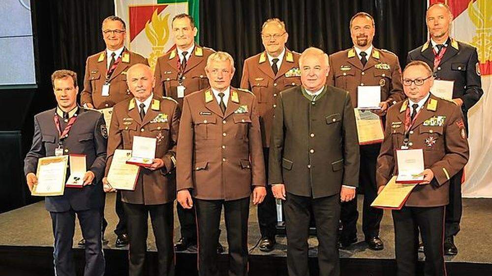 Landeshauptmann Hermann Schützenhöfer mit den ausgezeichneten Feuerwehrmännern beim 137. Landesfeuerwehrtag