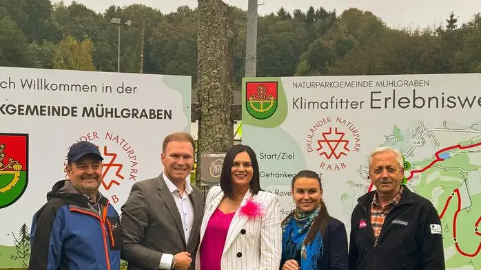 Vorstellung des klimafitten Erlebnisweges mit Umweltgemeinderat Heinz Löschnigg-Ruprechter, Bürgermeister Fabio Halb, LH-Stellvertreterin Astrid Eisenkopf, Andrea Gruber und Naturpark-Koordinator Karl Kahr