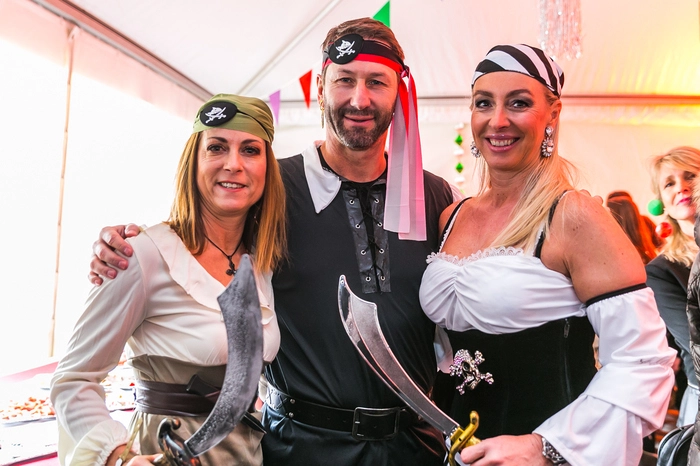 Ahoi! Nationaltrainer und Piraten-Fan Franco Foda enterte mit seiner Frau Andrea und Sabine Wenger den VIP-Bereich