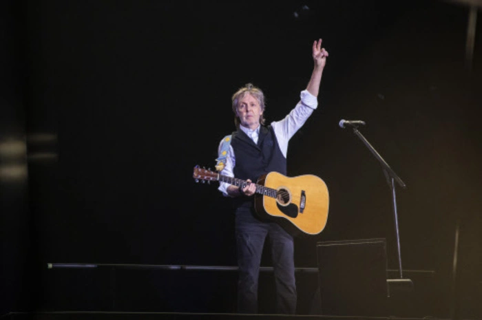 Zu den Höhepunkten des langen Wochenendes gehörte ein mehrstündiger Auftritt von Ex-Beatle Paul McCartney am Samstagabend, der mit seinen 80 Jahren der älteste Headliner des legendären Festivals war