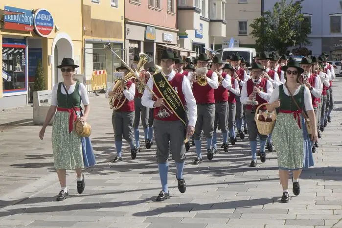 Den Auftakt bildeten Einmarsch, Eröffnung und Gästekonzerte. Tags darauf folgten Konzerte und Marschwertung, bei der die Marktmusikkapelle Stallhofen die höchste Punkteanzahl holte.