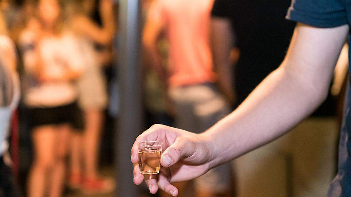 Bei 36 Prozent der Testkäufe wurden 2018 Alkohol oder Zigaretten an Jugendliche verkauft. Die Verkaufsquote bei Veranstaltungen wie Kirtagen oder Festen lag bei dramatischen 89 Prozent
