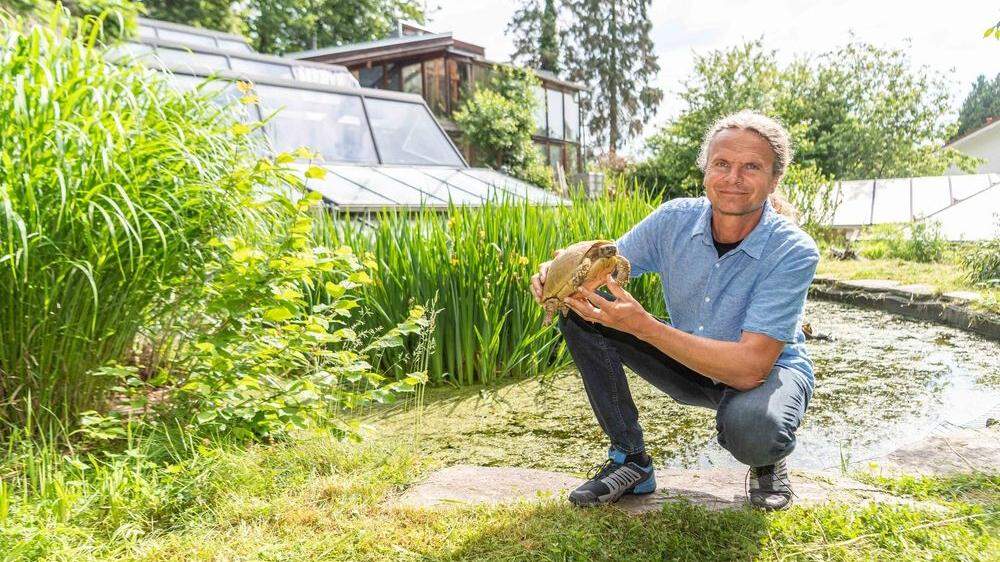 Peter Praschag mit einer seiner 1600 Schildkröten