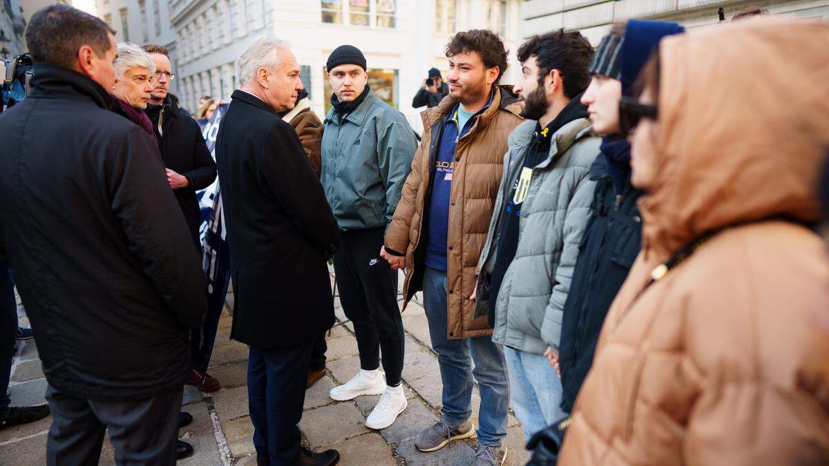 Nationalratspräsident Walter Rosenkranz (FPÖ) am 8. November, im Rahmen der Kranzniederlegung in Gedenken an die Novemberpogrome in Wien. Die Jüdischen Österreichischen Hochschüler:innen hatten eine Menschenkette um das Denkmal gebildet.