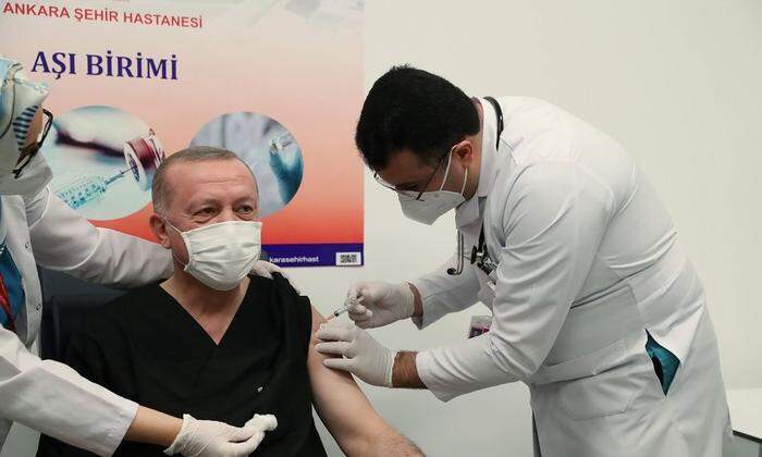 Erdogan bei der Impfung gegen Corona 