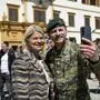 Zur Feier des Geldsegens ein Selfie mit Ministerin Klaudia Tanner, ÖVP