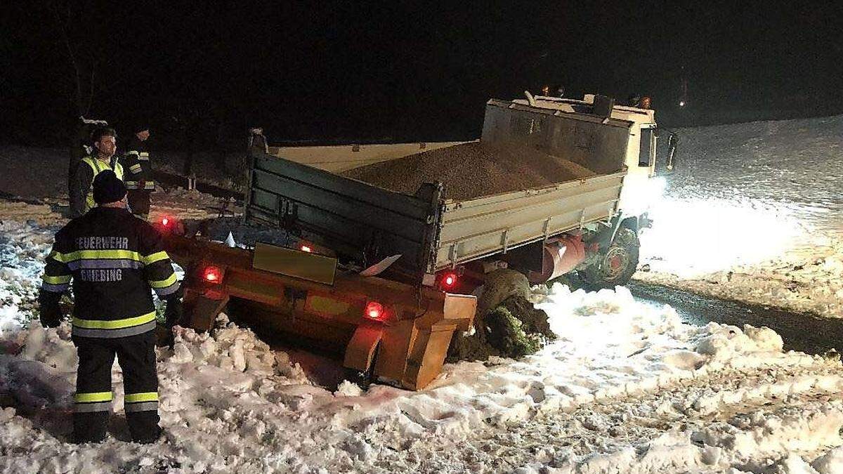 Rund zwei Stunden brauchten die Einsatzkräfte, um den Koloss aus seiner misslichen lage zu befreien