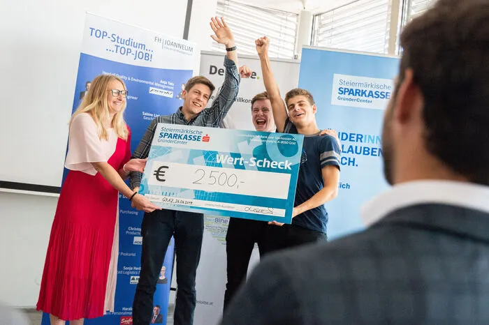 Das Siegerteam „Pocketwingcard“ (Bulme Graz) mit Karin Eckhart (Deloitte)