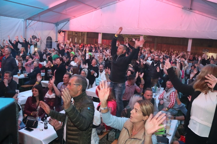 Tolle Partystimmung im Publikum bei allen Musikern des Abends.