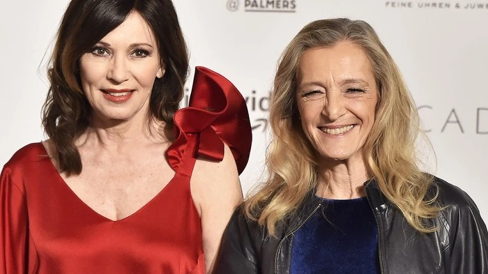 Die Leinwanddiva Iris Berben (links) ist um eine Auszeichnung reicher: Ihr wurde gestern im Rahmen der Romy-Gala die Platin-Romy für ihr Lebenswerk überreicht.