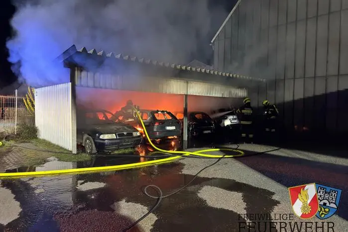 Durch die massive Brandlast drohten die Flammen rasch auf das angrenzende Wohnhaus überzugreifen. Sofort wurde ein Abschnittsalarm ausgelöst, um mit vereinten Kräften den Brand zu löschen.