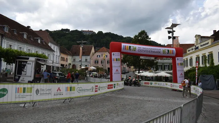Die 35. Radjugendtour Oststeiermark feierte am Donnerstag ihren Auftakt mit der ersten Etappe am Hartberger Hauptplatz.