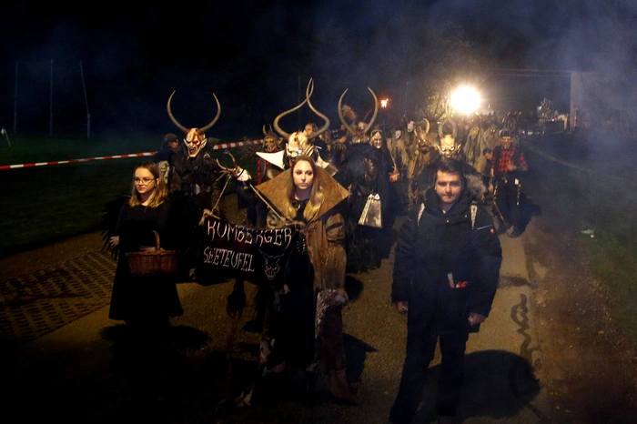 ...einen großen Perchtenlauf beim Veranstaltungszentrum.