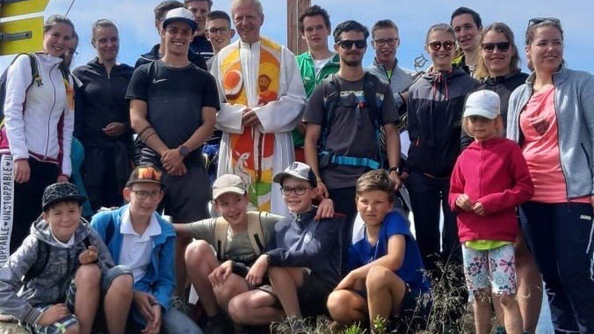 Die Mitglieder der Jugend St. Lorenzen mit Monsignore Engelbert Guggenberger beim neuen Gipfelkreuz am Riebenkofel