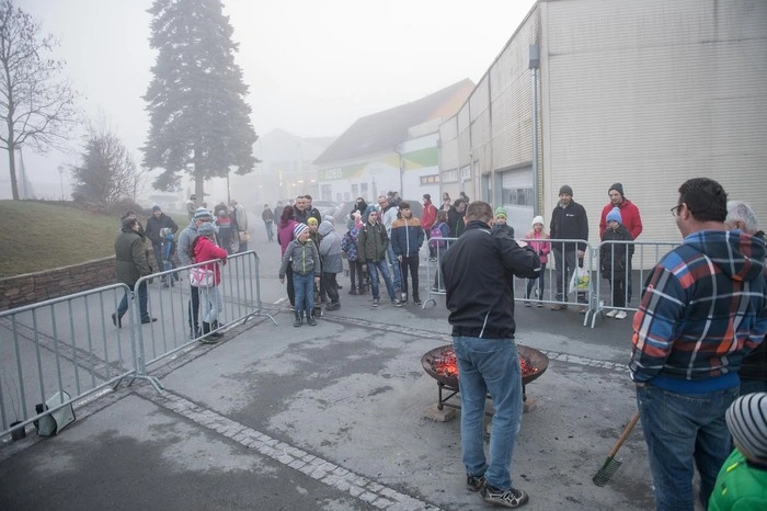 ... die, die frohe Botschaft von der Auferstehung Christi von Haus zu Haus tragen.