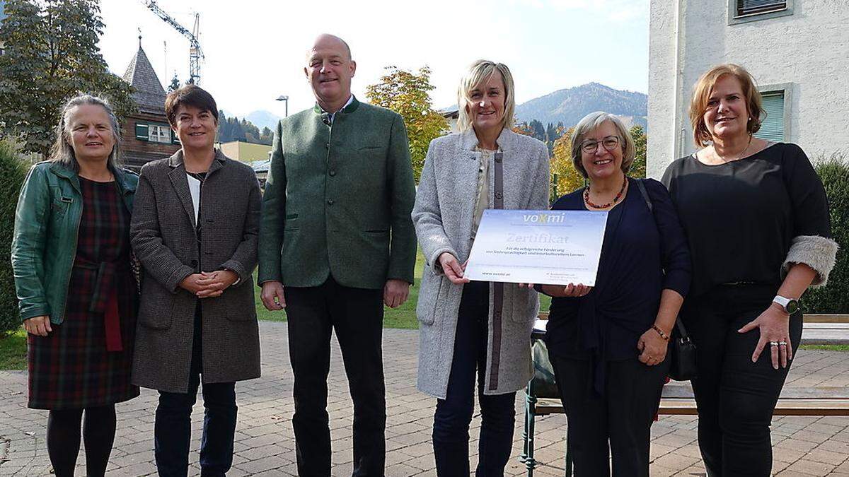 Das Team der Volksschule Schladming mit Bürgermeister Hermann Trinker und den Hochschul-Vertretern