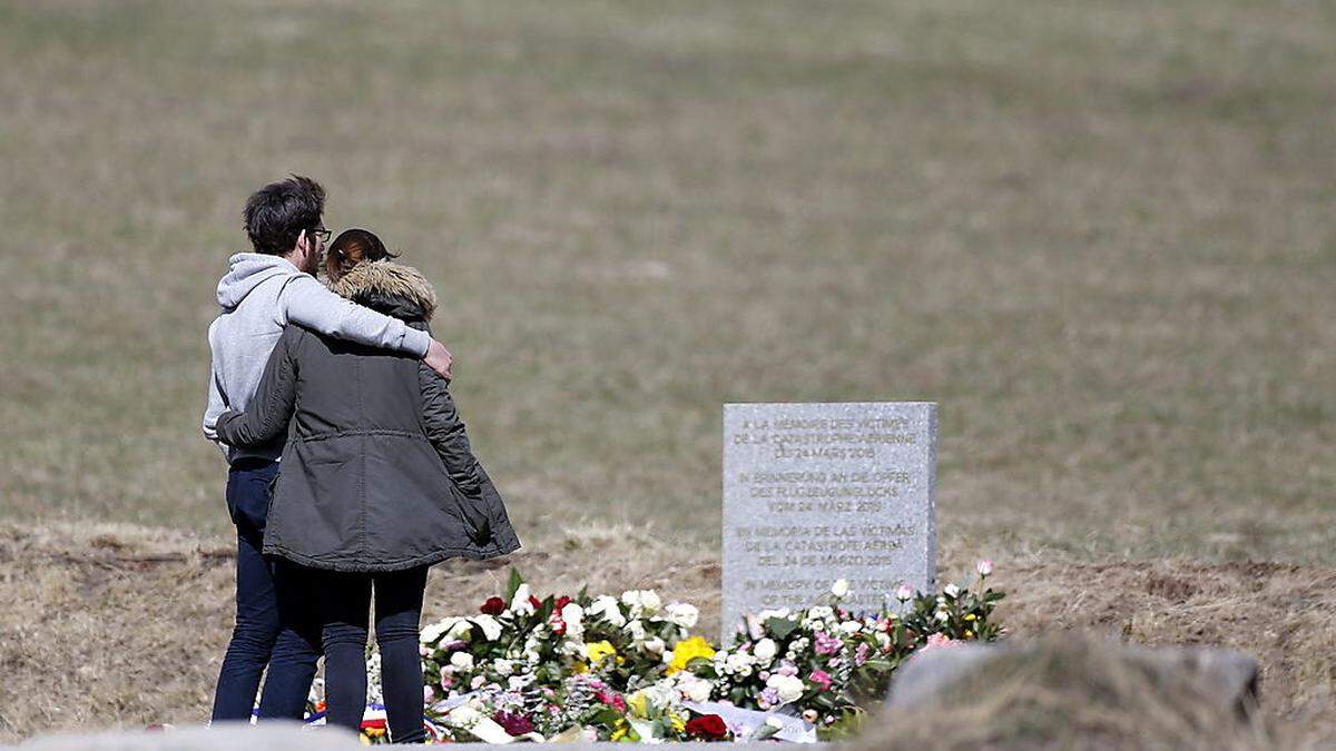 Opferangehörige am Denkmal in in Le Vernet