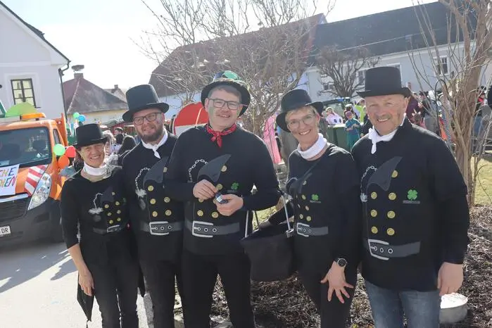 Die ÖVP-Gemeinderäte von St. Ruprecht an der Raab verkleideten sich als Rauchfangkehrer: Helene Fuchs, Rupert Hütter, Bürgermeister Franz Nöhrer, Andrea Lammer und Vizebürgermeister Johann Kalcher