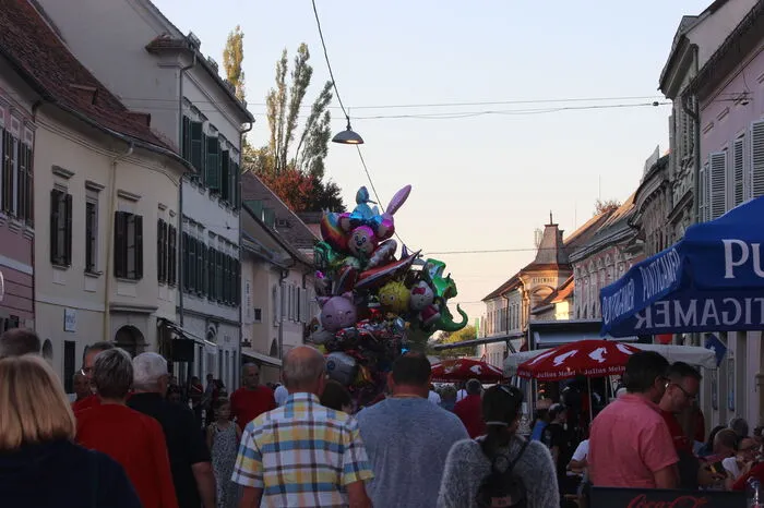 Jede Woche tummeln sich tausende von Menschen zwischen den Gassen von Bad Radkersburg zum Flanieren und Radieren.