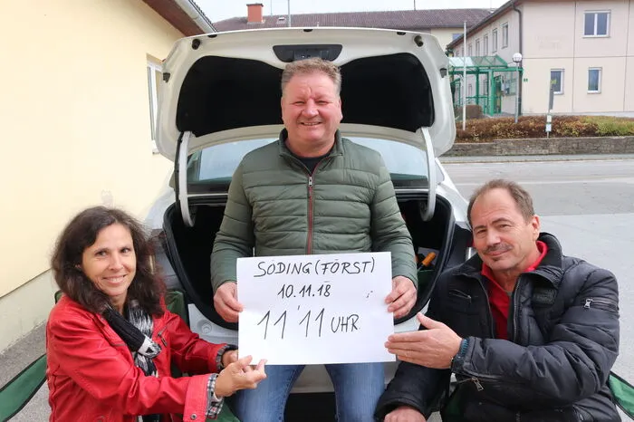Bereits 24 Stunden vor Beginn des offiziellen Kartenverkaufs stehen die ersten Kunden schon vor dem Festsaal und warten geduldig auf Einlass.