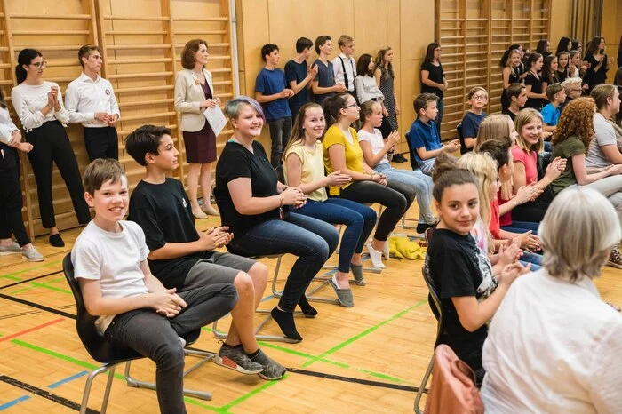... neben der Schulband und dem Chor trat beim Fest auch eine Lehrerband auf - und am Ende präsentierte das Team des Festprogramms den "Wiku-Song" - klicken Sie sich durch die Bilder!