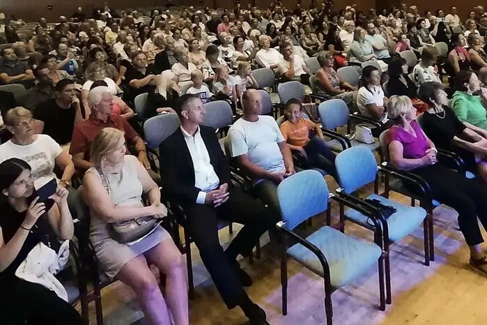 Nach dem ruhigen Einstieg nahm das Konzert spürbar Fahrt auf: Schwungvolle und nostalgische Klänge wechselten sich ab und sprachen Jung und Alt gleichermaßen an. 