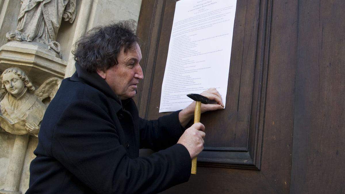 Christian Wabl, der auf diesem Archivbild aus dem Jahr 2012 36 Thesen zur Feinstaubbelastung an das Tor des Grazer Domes nagelte, kandidiert für die Neos