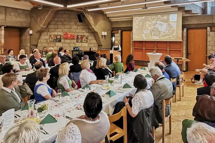 Fachschuldirektorin Theresia Stoff hob in ihren Grußworten die regionale Bedeutung des Kräuter-Kompetenzzentrums hervor. 