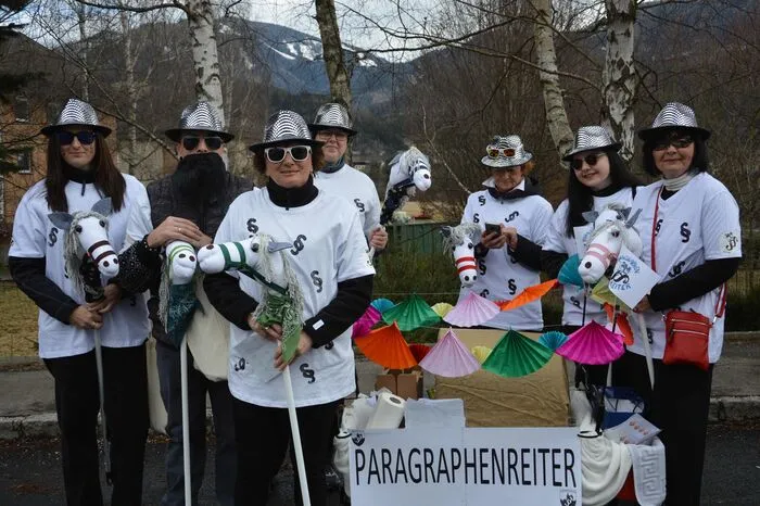 Die Paragraphenreiter hoppelten auf Steckenpferden durch die Menge.