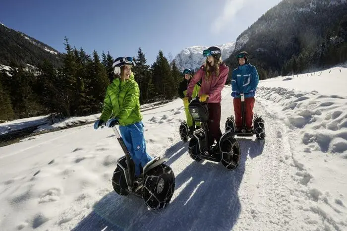 Segway-Winter-Tour. Während Segway-Touren im Sommer bereits vielen abenteuerlustigen Sportfans ein Begriff sind, zählen Winterausfahrten mit dem zweirädigen Sportgerät für viele zu den eher außergewöhnlichen Aktivitäten. Sobald im Winter der erste Schnee fällt, montiert die Skischule Sport am Jet in Flachau Schneeketten auf die Segways und das Abenteuer kann beginnen. Die rund 1,5-stündigen Touren starten mit einer ausführlichen Einschulung durch einen erfahrenen Segway-Instruktor, um das Gerät und die Handhabung kennenzulernen. Nach einem intensiven Fahrtraining startet die winterliche Tour über die verschneiten Loipen und Wanderwege des Skiortes Flachau. Zur Erholung während der Tour wird eine kurze Pause in einer romantischen Hütte eingelegt, um sich bei Punsch und Tee wieder etwas aufzuwärmen und das Panorama der umliegenden Landschaft zu genießen. Die Segway-Touren starten täglich um 16 Uhr und werden für Gruppen von 4 bis 10 Personen angeboten.