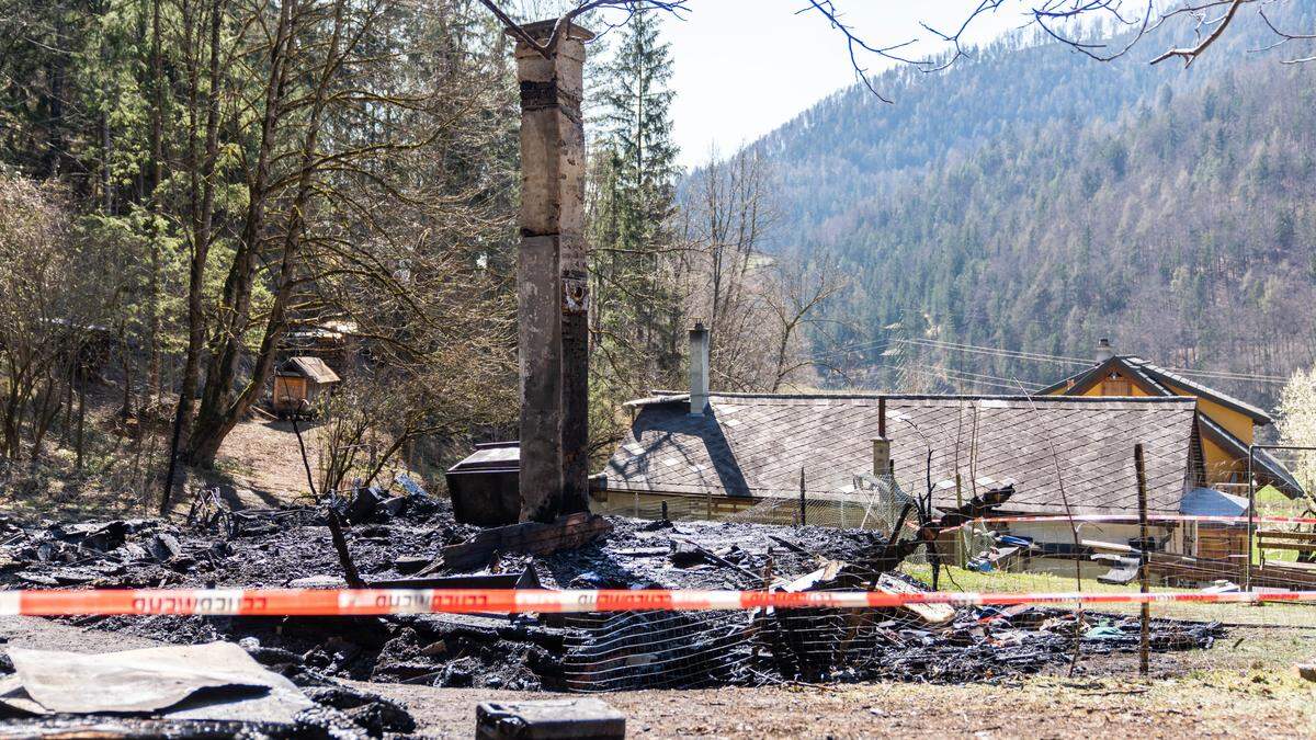 Das Gebäude war auf seine Grundmauern niedergebrannt, nur ein Kamin blieb stehen