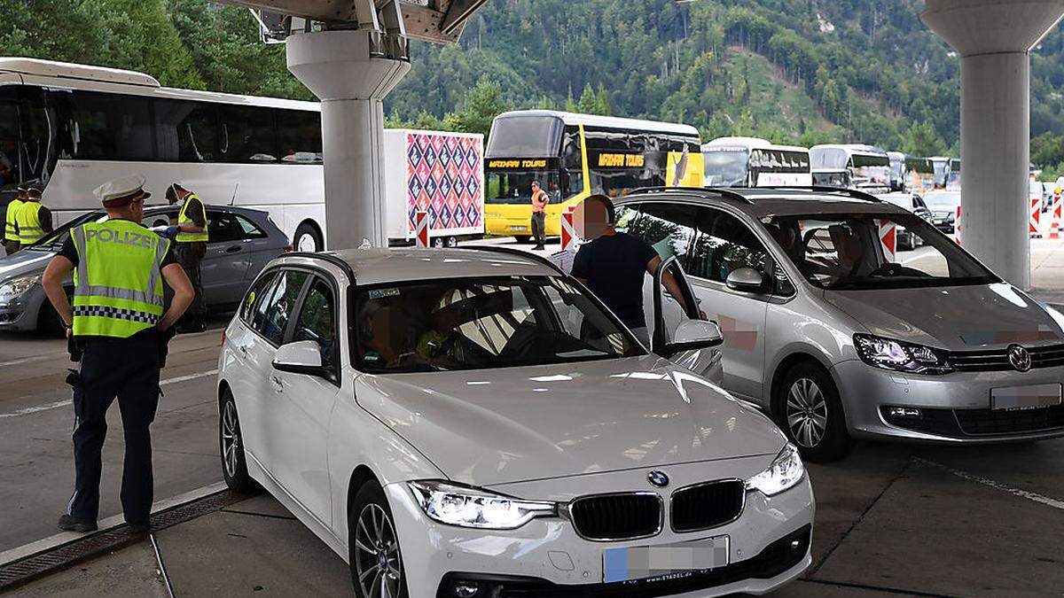 Grenzkontrollen am Karawankentunnel: Bei vielen Urlaubern lagen nach stundenlangem Warten im Stau die Nerven blank