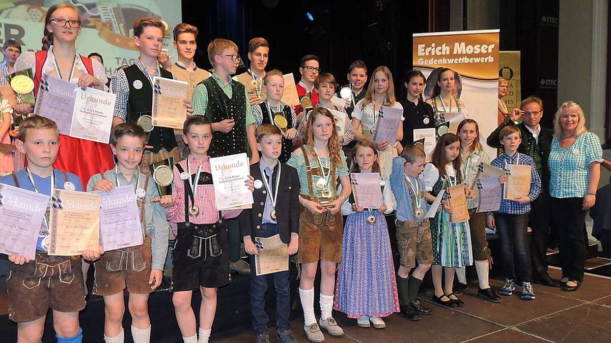 Gottfried und Gabriele Hubmann (rechts außen) mit den erfolgreichen jungen Harmonikatalenten