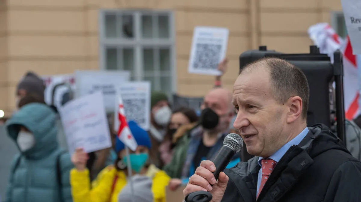 Der ukrainische Botschafter Wassyl Chymynez bei einer Kundgebung in Wien. 