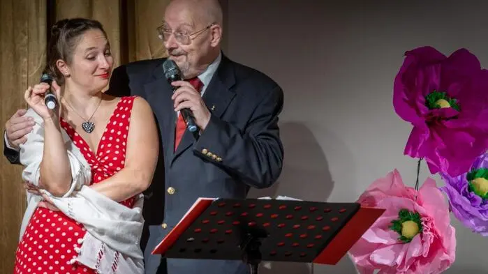 In der Peter-Rosegger-Halle in Birkfeld wurde das Publikum vergangenen Freitag mit auf eine Zeitreise genommen und zwar in die 1950er und 1960er Jahre. Für den Wiener Schauspieler und Sänger Manfred Loydolt war der Auftritt eine ganz persönliche Reise in die Vergangenheit. Gemeinsam mit seinen Eltern verbrachte er Mitte des vergangenen Jahrhunderts zahlreiche Ferien auf einem Bauernhof in Koglhof. Nun kehrte er musikalisch in diese Zeit und an diesen Ort zurück.