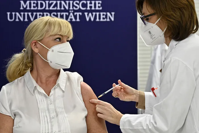Als Vierte und Fünfter wurden Angehörige des Gesundheitspersonals geimpft.