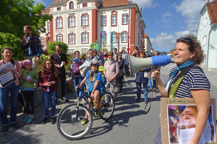 Mit dabei waren Vizebürgermeister Franz Rosenberger, Bildungsstadtrat Franz Frieß, Fery Berger, die Umweltreferentin Barbara Kulmer und allen voran mit dem Megafon Marie-Theres Zirm (rechts am Bild), die über die Bedeutung der Klimaproteste informierte.