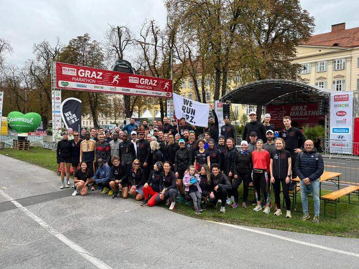 Die Spitzenläufer mit dem Team von runninGraz