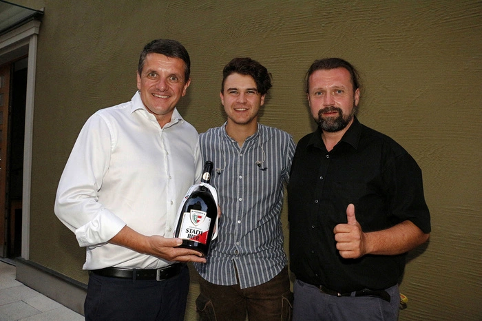 Bürgermeister Franz Jost und Eventmanager Markus Jahn begrüßten die Künstler.