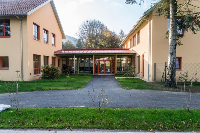 Im Kinderhaus werden Kinder von 18 Monaten bis 10 Jahren im Haus "Sonnenschein" und im neuen Zubau, der "Wolke 7", betreut.