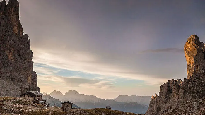 Wandern und Genießen: Dies könnte das Motto des Palaronda Soft Trek sein. Die vier Tagesetappen quer durch die komplette Pala-Gruppe sind angenehm kurz gestaltet. So bleibt genug Zeit, um die Landschaftswelt im Herzen der Dolomiten in vollen Zügen zu genießen. Übernachtet wird in typischen Berghütten, beispielsweise im Rifugio Rosetta oder Pradidali, wo herzliche Hüttenwirte ihre Gäste mit regionalen Spezialitäten verwöhnen.