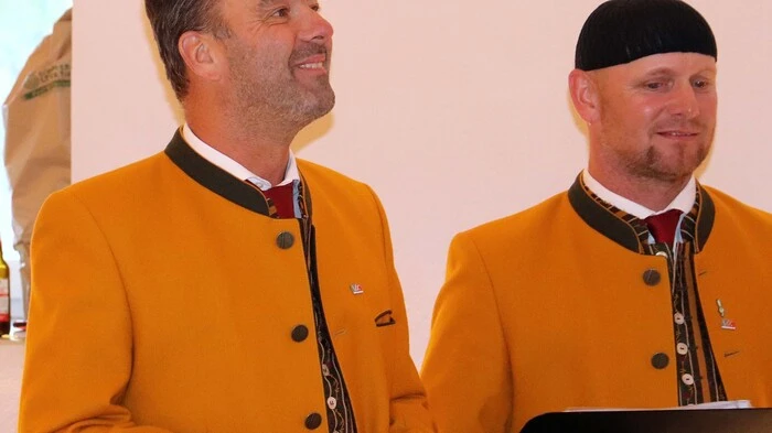 Glanzvoll im wahrsten Sinn des Worts, heissen die Hausherren doch auch Glanzer, ging die erste Veranstaltung im neuen Kulturstadl bei den "Alpakas unterm Lindenbaum" über die Bühne. 
