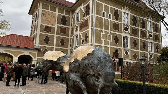 Am 21. Oktober um 15 Uhr fand die Vernissage zu "Jos Pirkner - Kunst im Raum" auf Schloss Farrach statt. Bis 20. November kann man Mittwoch bis Sonntag sowie an Feiertagen von 10 bis 18 Uhr die Werke des Universalgenies begutachten.