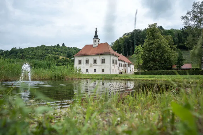 Malerisch schön: Das Dveri Pax ist ein Ort für Genießerinnen und Genießer 